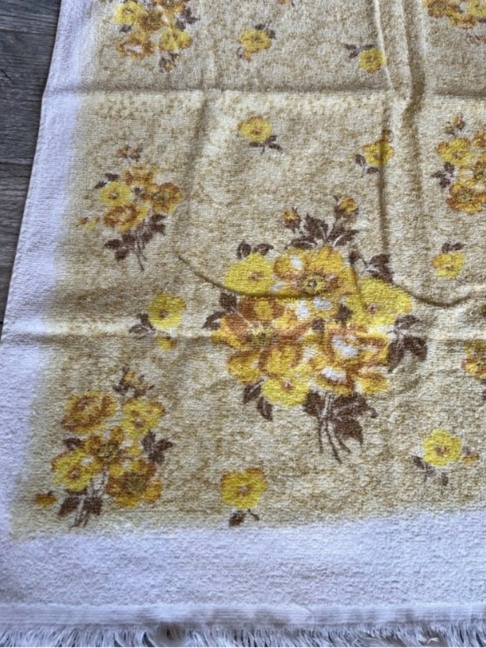 Retro Vintage Bath towel Floral Loop Yarn 100% Cotton Made In USA Yellow Fringe
